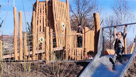 Ny legeplads åbnet på Frederiksberg: Legetårn, trampoliner.